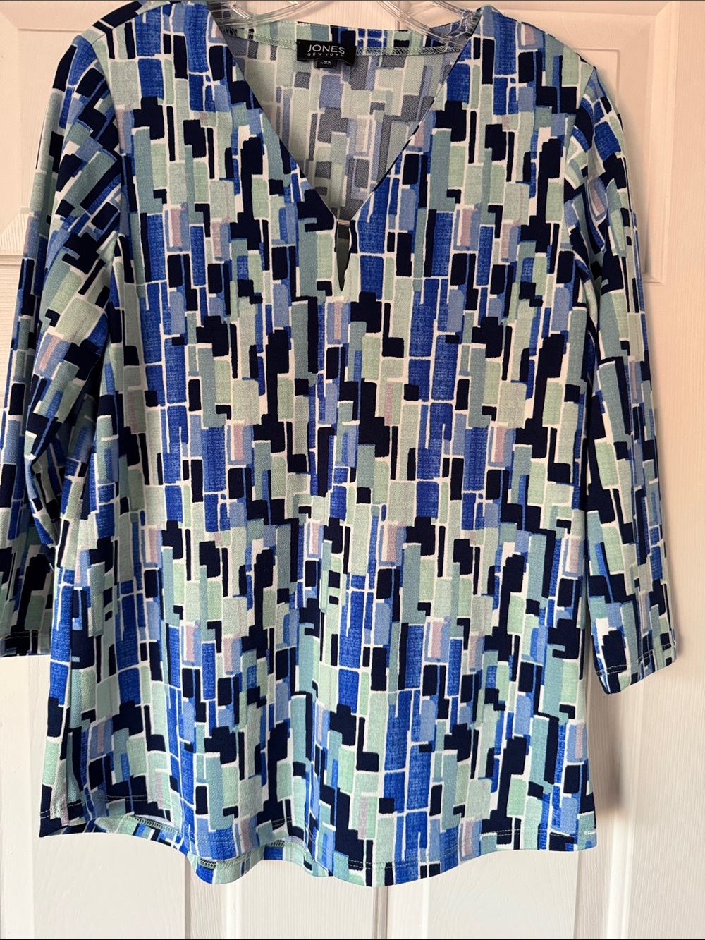 Jones New York Blue, Mint & Navy Geometric V-Neck Tunic with 3/4 sleeves.